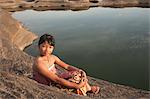 Mädchen sitzen am Teich bei SamPanBok, Provinz Ubon Ratchathani, Thailand