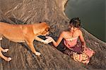 Mädchen und Hund sitzt am Teich bei SamPanBok, Provinz Ubon Ratchathani, Thailand