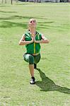 Femme faisant du Yoga dans le parc