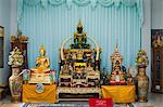 Altar mit grüner Jade Buddha am Wat Luang, Ubon Ratchatani, Thailand