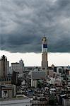 Baiyoke Tower et sombres nuages d'orage sur Bangkok, Thaïlande