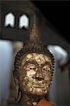 Feuille d'or sur le visage de Bouddha, Wat Kalayanamitr, Thon Buri, Bangkok, Thaïlande