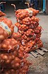 Sacs d'oignons au Pak Khlong Talat Central Market, Bangkok, Thaïlande