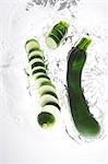 Courgettes éclaboussures dans l'eau