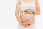 Enceinte femme debout, tenant son Abdomen