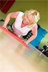 Femme mature, exercice sur tapis de gymnastique gym