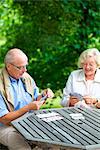 Couple Senior cartes à jouer sur la terrasse
