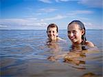 Junge und Mädchen Schwimmen, Lake Wanapitei, Sudbury, Ontario, Kanada