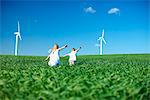 Childrens play dans le champ & wind turbines