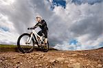 Mann Mountainbike bergab