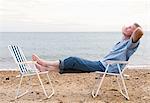 Senior se détend sur la plage