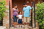 Porträt des jungen mexikanischen Familie