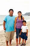 jeune famille mexicaine sur la plage