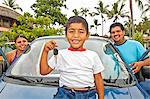 jeune famille mexicaine avec voiture