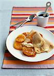 Crêpes de crème pâtissière et salade d'orange au caramel beurre salé