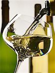 Verser un verre de vin blanc