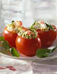 Tomates avec la farce de crabe et sauce cresson