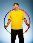 Portrait d'un homme tenant le Hula Hoop