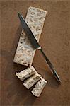Torrone mit Messer