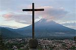 Croix et Volcan de Agua vue du Cerro de la Cruz, Antigua, département de Sacatepequez, Guatemala