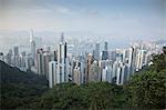 Blick auf Hong Kong Island und Kowloon Halbinsel vom Victoria Peak, Hong Kong, China