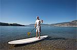 Man Stand Up Paddle Surf, lac Okanagan, Penticton, Colombie-Britannique, Canada