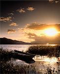 Lough Gill, péninsule de Dingle, comté de Kerry, Irlande ; Barque sur le lac au lever du soleil