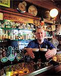 Barman en tirant les pintes, Dublin, Irlande