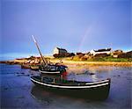 Roundstone, Connemara, County Galway, Ireland ; Bateaux dans le port avec arc-en-ciel