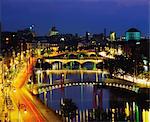 Dublin, Co Dublin, Irlande ; Vue sur le fleuve Liffey, à la nuit