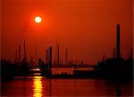 Étrangers quai quais au coucher du soleil