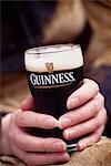 Irland; Nahaufnahme Inhaber Pint Guinness