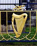 Garten der Erinnerung, Dublin, Co. Dublin, Irland; Irische Harfe In einem Garten