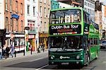 Dublin, Irland; Ein Tour-Bus an der Dame Street