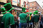 Dublin, Irlande ; Personnes se sont rassemblées dans la rue portant de grands chapeaux vert pour la fête de la Saint Patrick