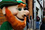 Dublin, Irlande ; Un lutin dans la rue pour la fête de Saint Patrick
