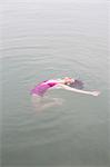 Femme flottant dans le lac, Parc Provincial du lac Clearwater, Manitoba, Canada