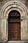Tür der Kirche von San Michele Arcangelo, Bevagna, Umbrien, Italien