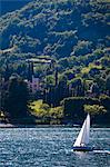 Segelboot und Cadenabbia, Comer See, Lombardei, Italien