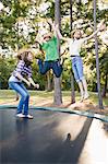 Gruppe von Freunden auf Trampolin springen