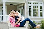 Mère et fils assis dans une chaise sur la pelouse