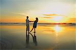 Paar am Strand bei Sonnenaufgang tanzen