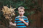 Porträt des kleinen Jungen halten eine Pflanze, Houston, Texas, USA
