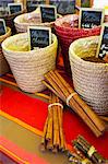 Gewürze am Markt, Carcassonne, Aude, Languedoc-Roussillon, Frankreich