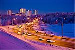 Vue Twilight de circulation sur le boulevard du Minnesota avec downtown Anchorage à l'arrière-plan, le centre-sud de l'Alaska, hiver/n