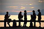 Groupe d'amis regarder le coucher du soleil ensemble au Point Woronzof à Anchorage, Alaska du centre-sud, l'été/n