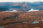 Vue aérienne du soir léger refelecting Walker Lake et la rivière Kobuk dans les portes de l'automne Arctique Parc National Preserve &, Arctique de l'Alaska,