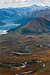 Luftbild von Walker Lake und gewundenen Weg von Mount Igikpak in den Schwatka Mountains in der Brookskette Tore der Arctic National Park & Preserve, Arktische Alaska, Herbst Kobuk River