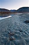 Vue angle faible sur un banc de gravier sablonneux le long de la rivière Noatak dans les portes de l'automne Arctique Parc National Preserve &, Arctique de l'Alaska,