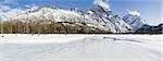 Panorama sur les montagnes Chugach et vallée de la rivière Eagle dans le Chugach State Park, centre-sud de l'Alaska, hiver/n